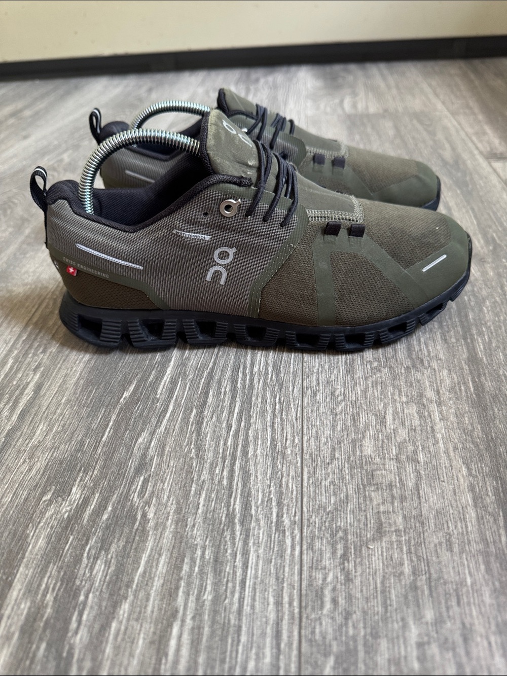 On Cloud Running Olive/Black woman’s Cloud Sneakers